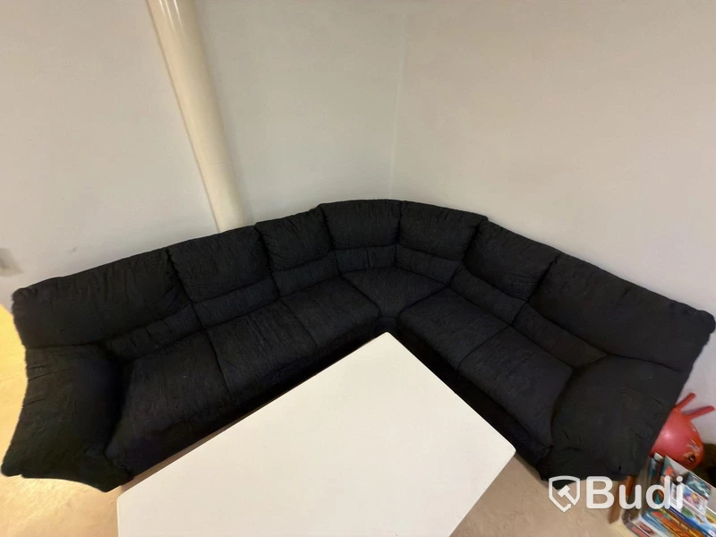 Soffa, soffbord och fåtölj.