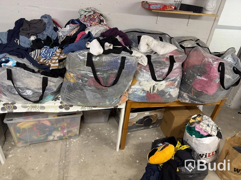 Stort parti med barnkläder