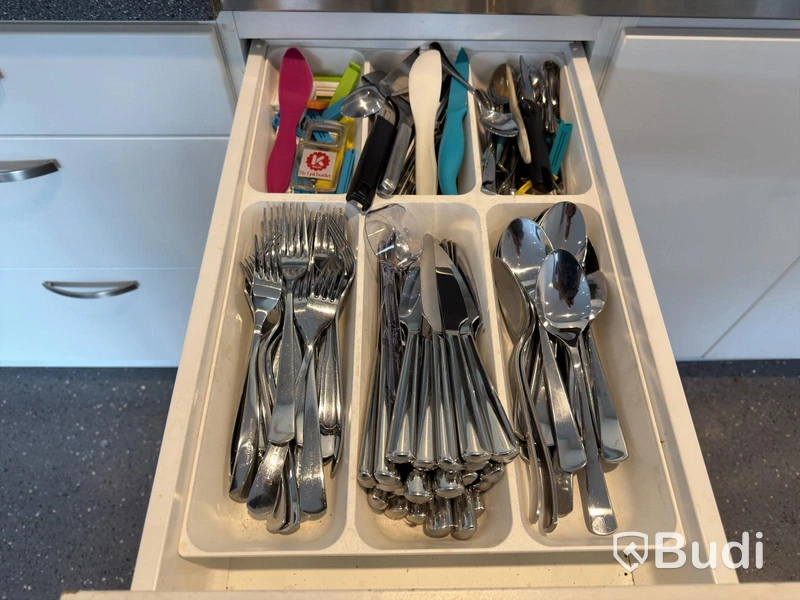Plates, cutlery, kitchenware, etc.