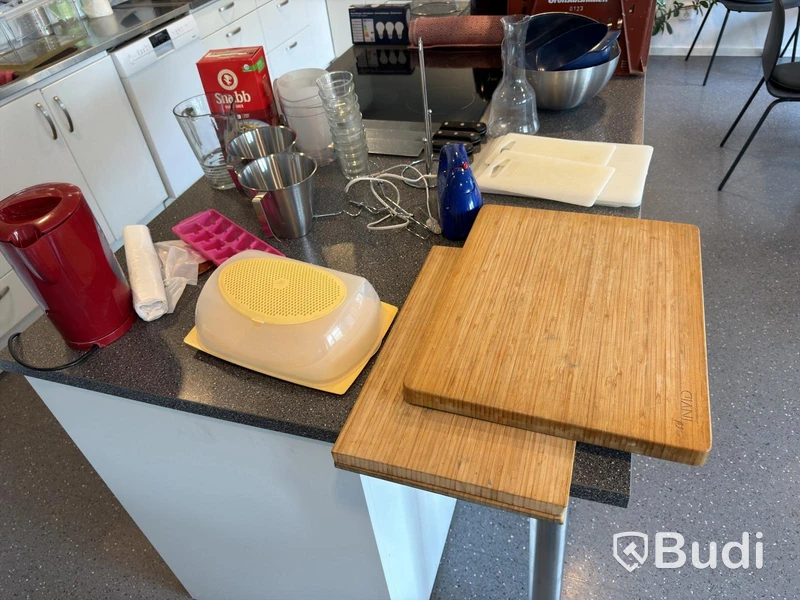 Plates, cutlery, kitchenware, etc.