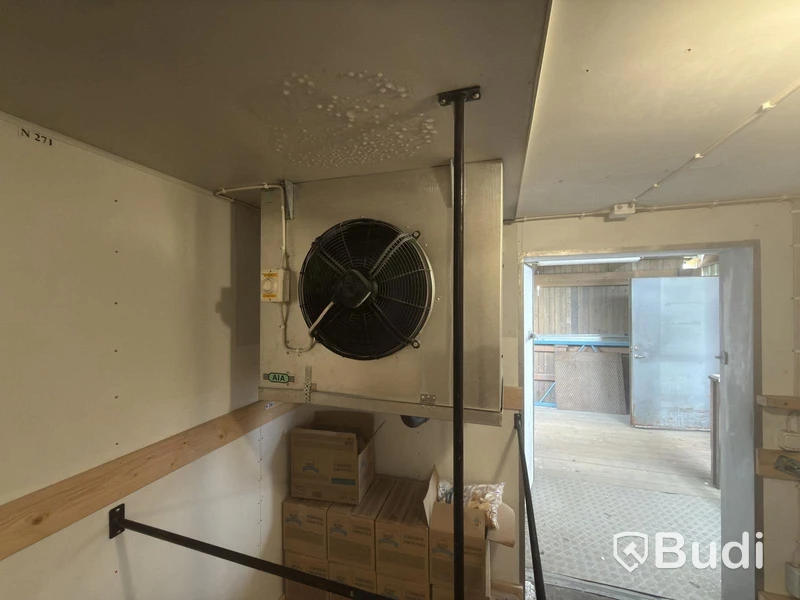 Freezer container complete with refrigeration unit