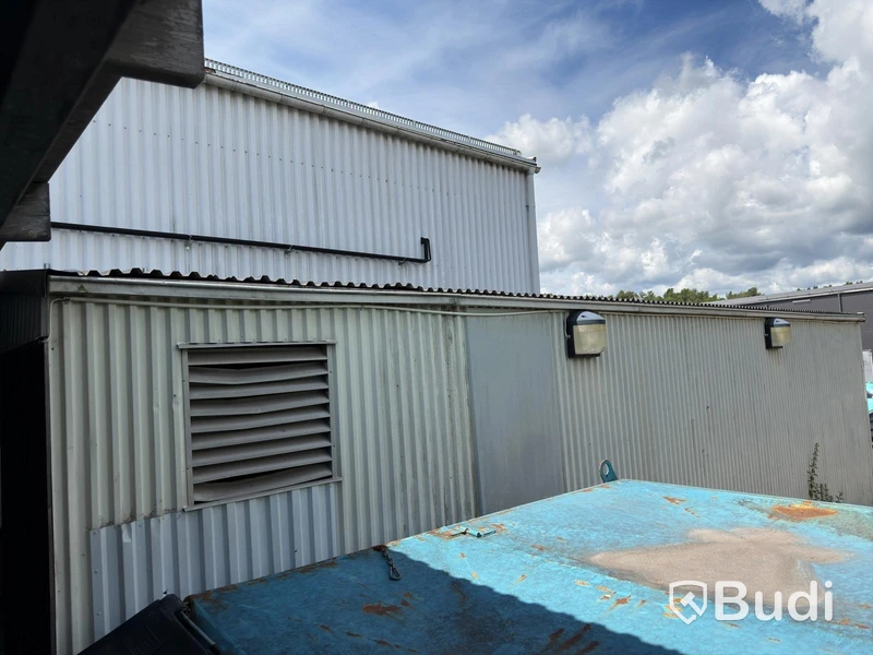 Freezer container complete with refrigeration unit