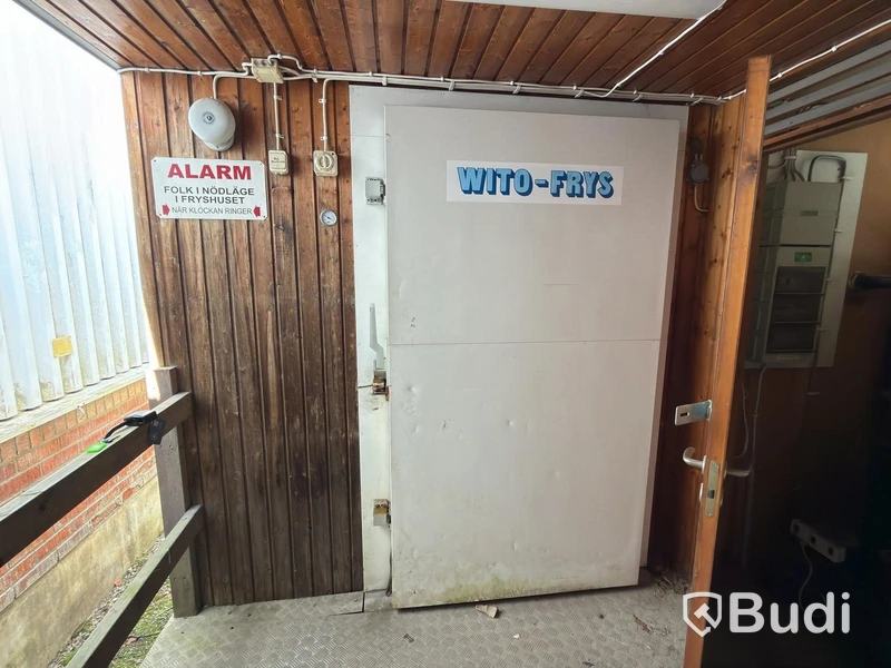 Freezer container complete with refrigeration unit