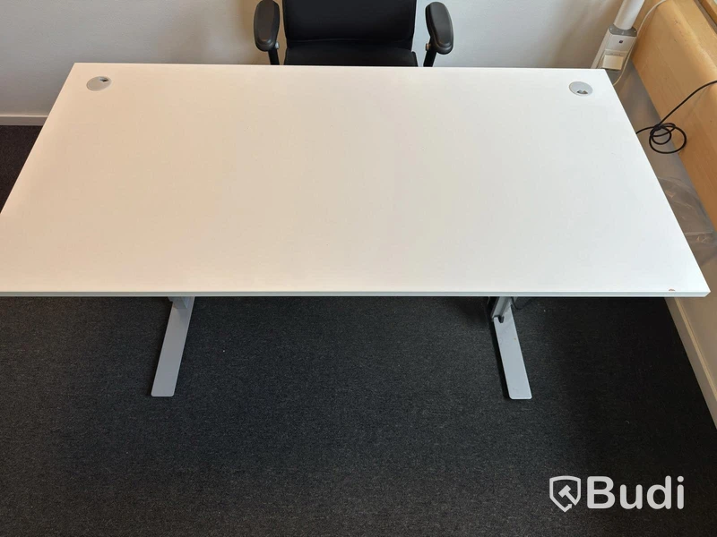Höj- och sänkbart skrivbord AJ Produkter inkl. kontorsstol