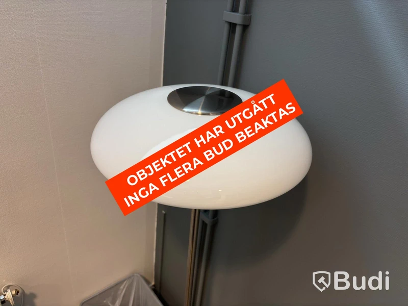 Byrå inkl. golvlampa