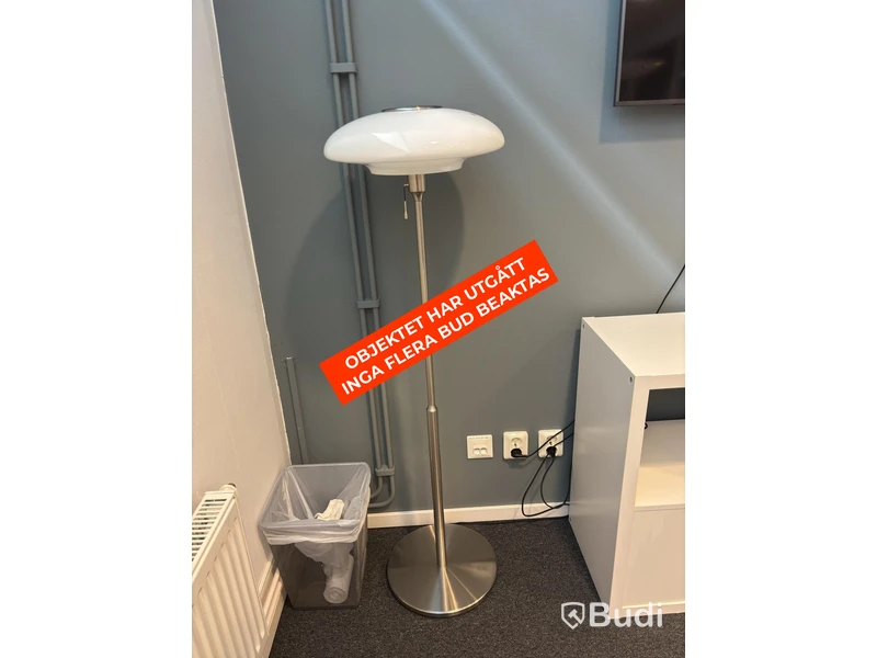 Byrå inkl. golvlampa