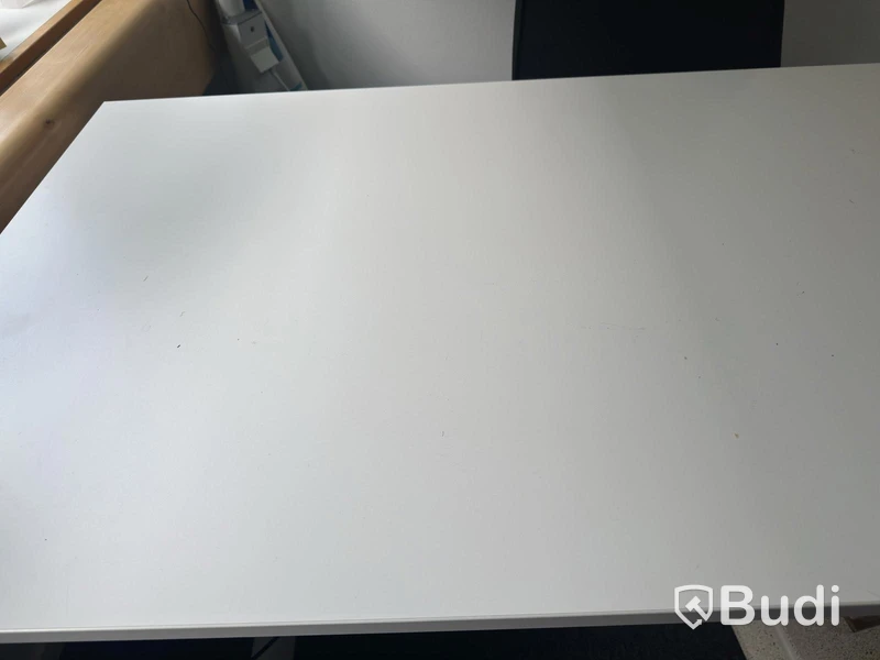 Höj- och sänkbart skrivbord inkl. kontorsstol