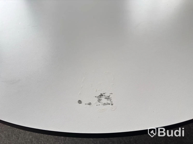 2 Tables, different shades