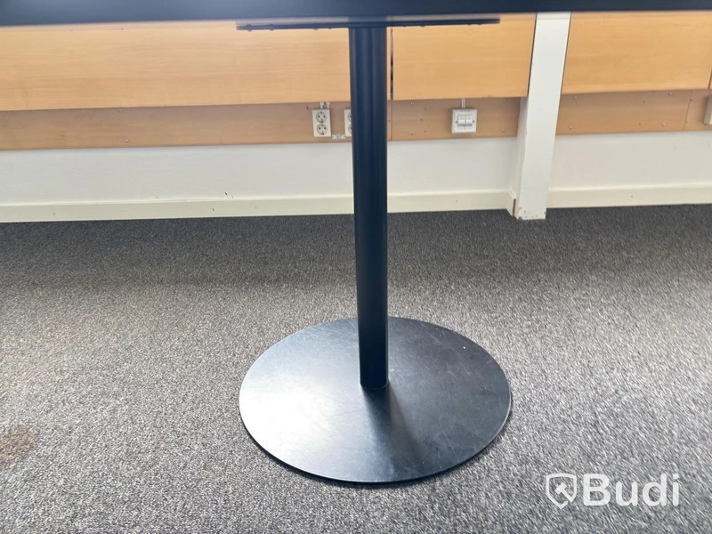 2 Tables, different shades