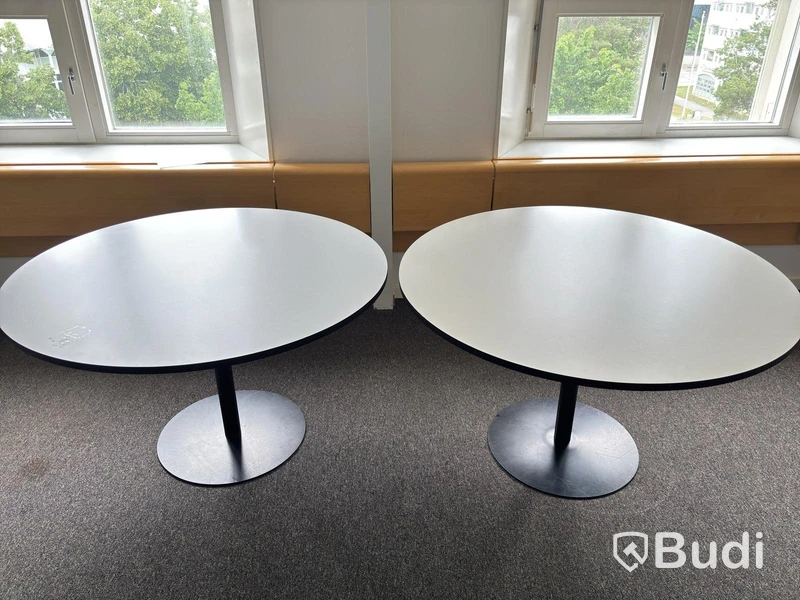 2 Tables, different shades