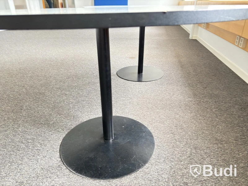 2 Tables, different shades