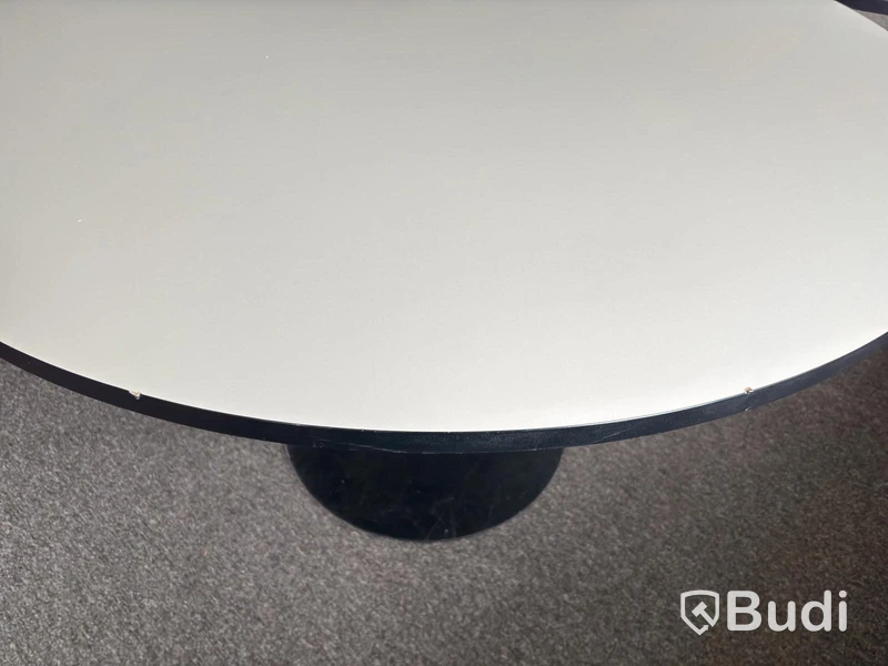 2 Tables, different shades