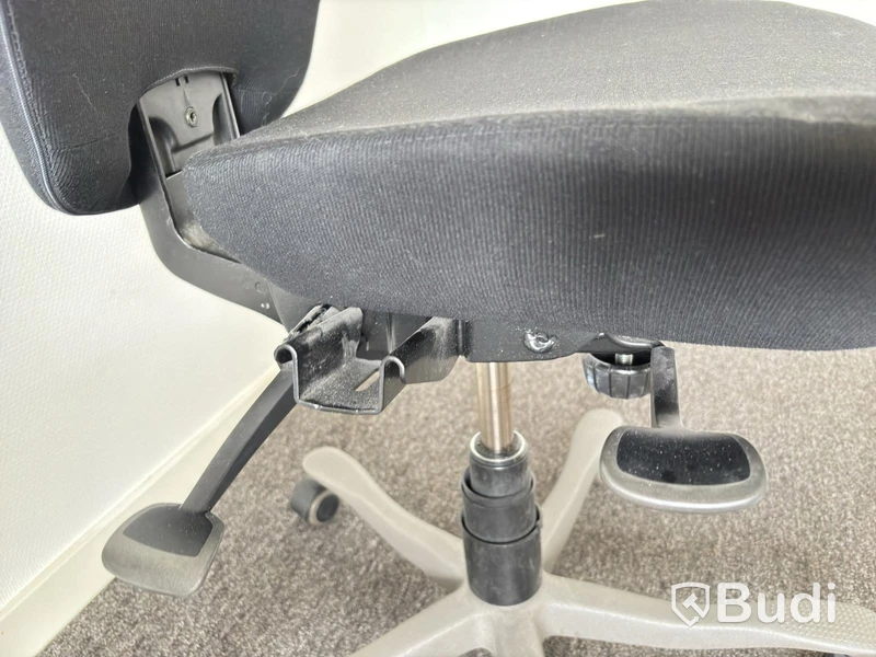2 Kinnarp office chairs, different models