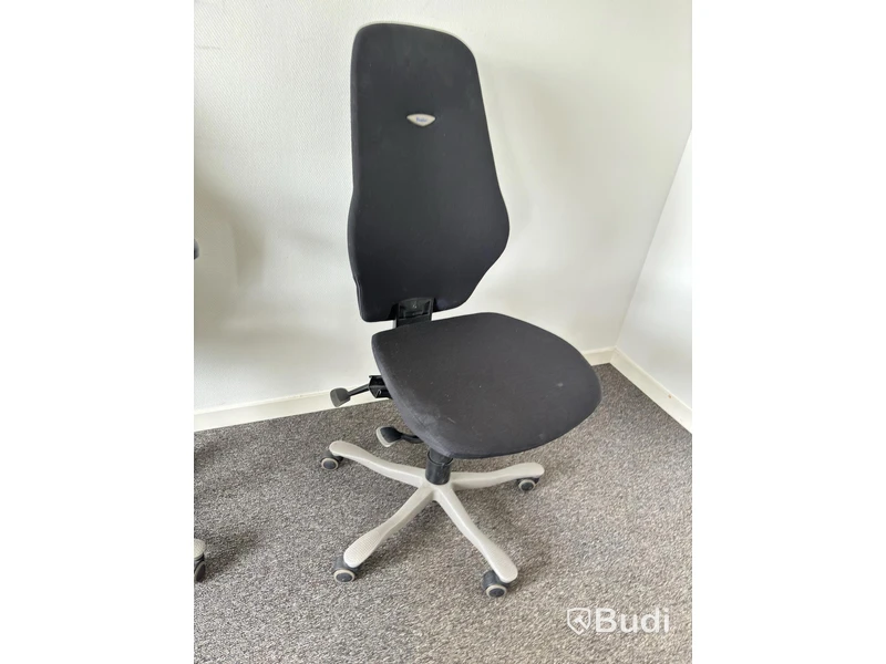 2 Kinnarp office chairs, different models