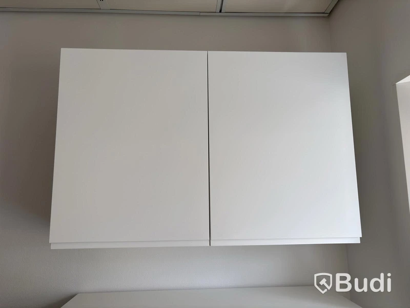 Höj- och sänkbart skrivbord inkl. dokumentskåp och överskåp