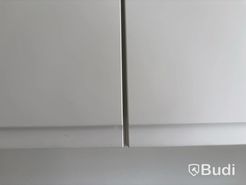 Höj- och sänkbart skrivbord inkl. dokumentskåp och överskåp
