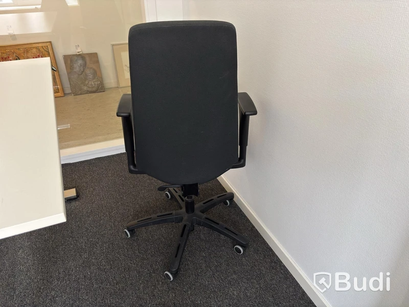 Höj- och sänkbart skrivbord inkl. dokumentskåp och överskåp