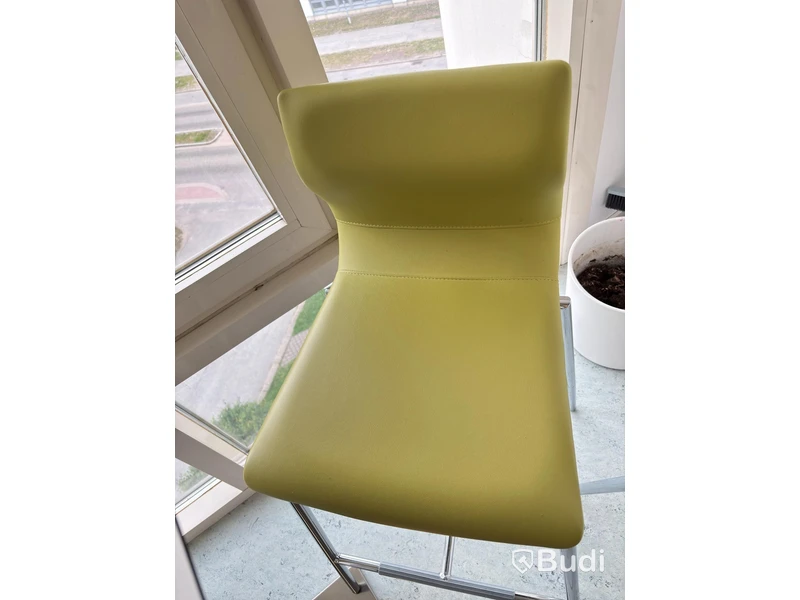 Table incl. 4 chairs