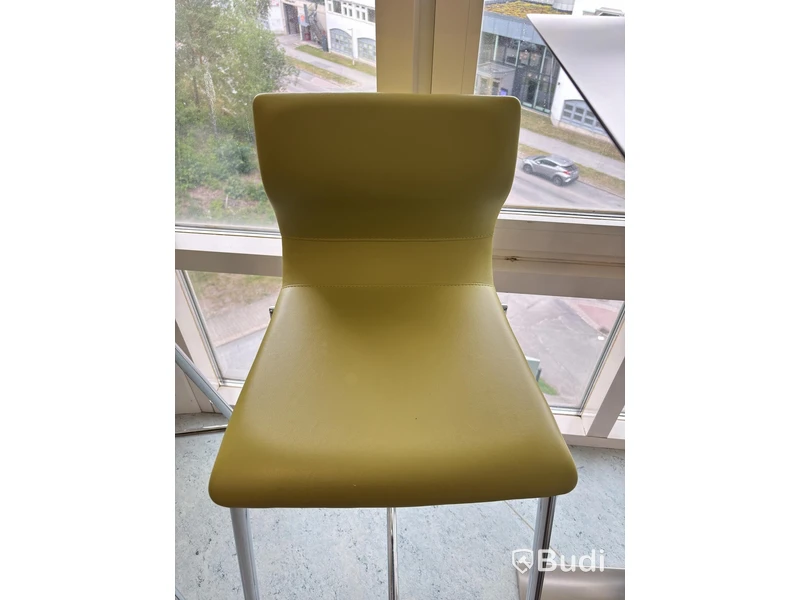 Table incl. 4 chairs