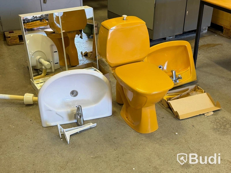 Retro bathroom fittings - toilet, 2 washbasins and mirror cabinet