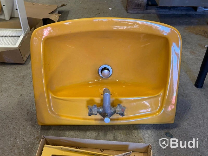 Retro bathroom fittings - toilet, 2 washbasins and mirror cabinet