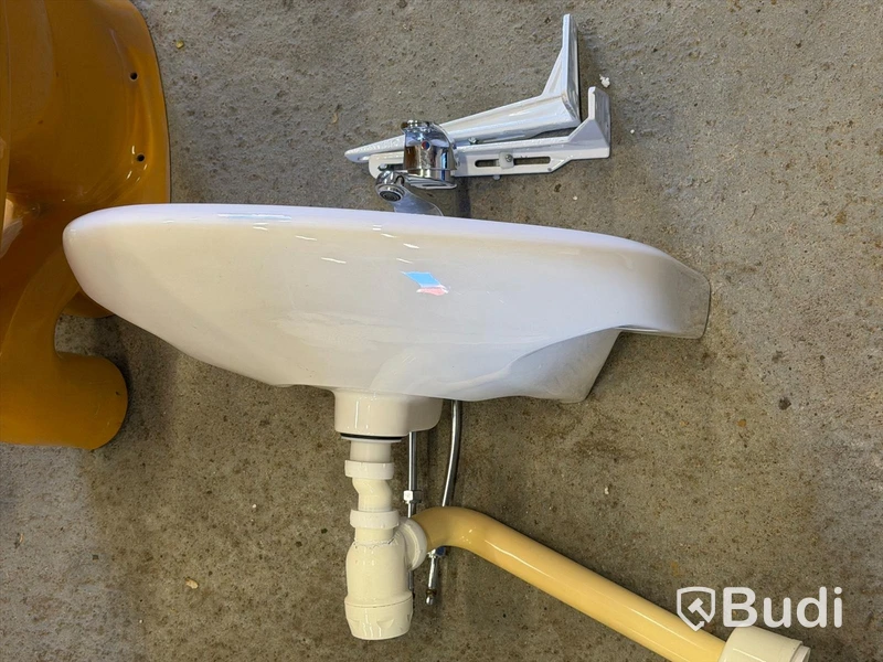 Retro bathroom fittings - toilet, 2 washbasins and mirror cabinet