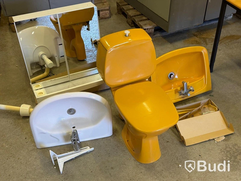 Retro bathroom fittings - toilet, 2 washbasins and mirror cabinet