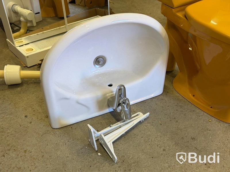 Retro bathroom fittings - toilet, 2 washbasins and mirror cabinet