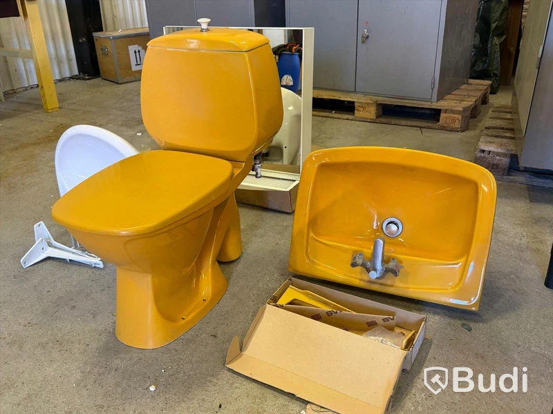 Retro bathroom fittings - toilet, 2 washbasins and mirror cabinet