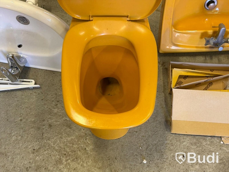 Retro bathroom fittings - toilet, 2 washbasins and mirror cabinet