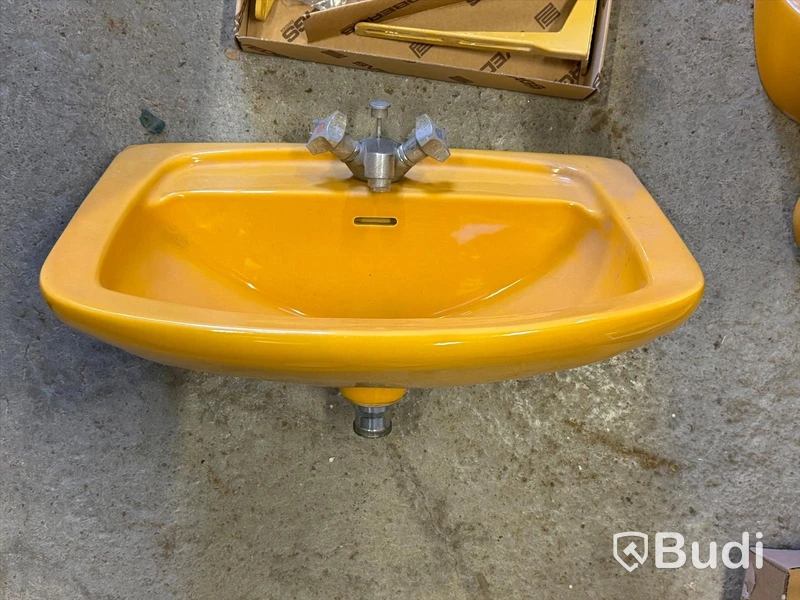 Retro bathroom fittings - toilet, 2 washbasins and mirror cabinet
