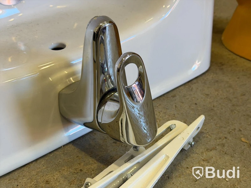 Retro bathroom fittings - toilet, 2 washbasins and mirror cabinet