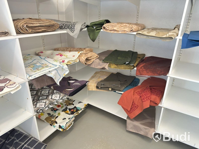 Parti med diverse tyger, stuvar m.m - se alla bilder för innehåll