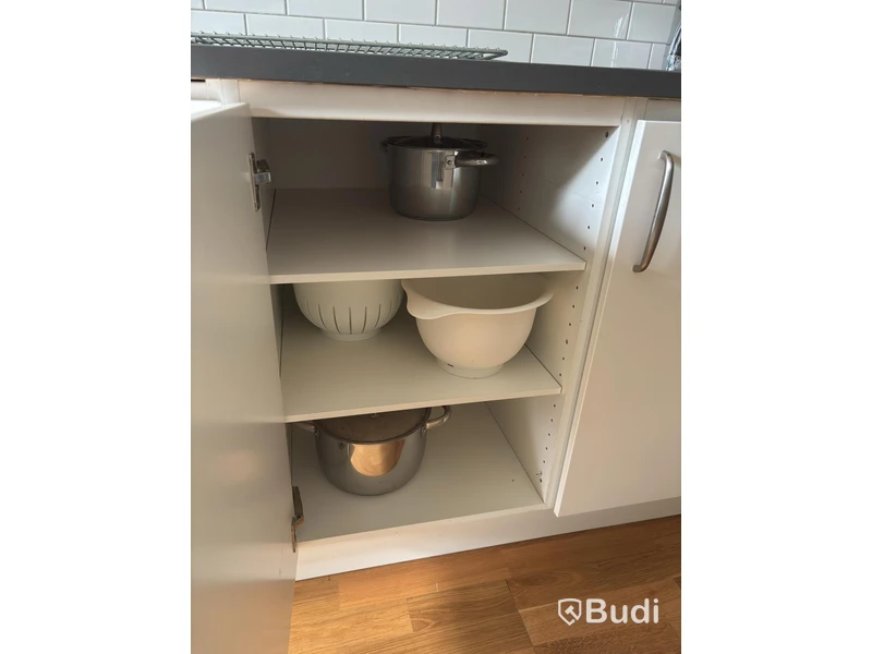 Inventarier till fullt möblerad enrummare - se alla bilder för komplett innehåll