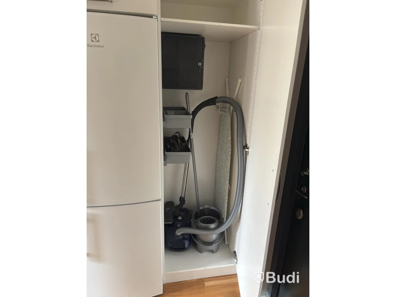 Inventarier till fullt möblerad enrummare - se alla bilder för komplett innehåll