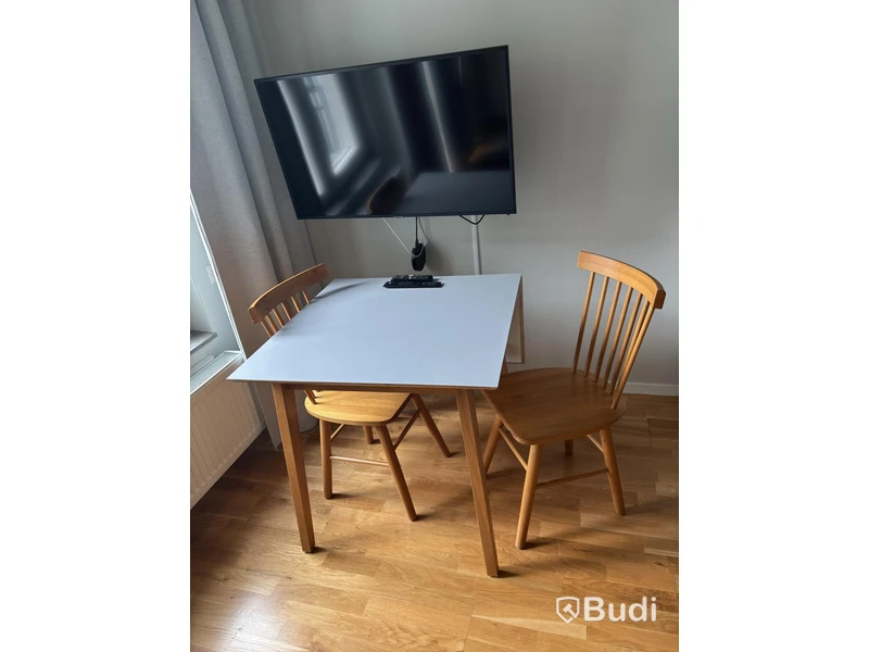Inventarier till fullt möblerad enrummare - se alla bilder för komplett innehåll