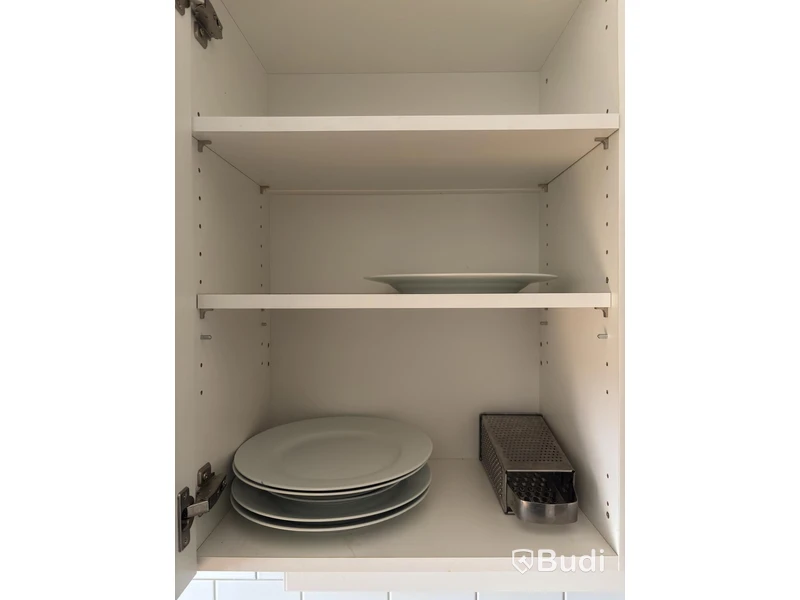 Inventarier till fullt möblerad enrummare - se alla bilder för komplett innehåll