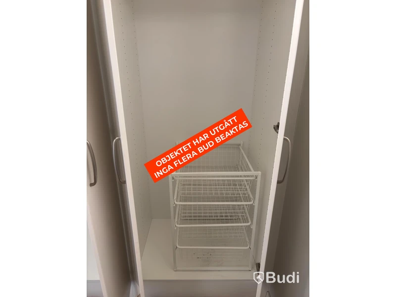 Inventarier till fullt möblerad enrummare - se alla bilder för komplett innehåll