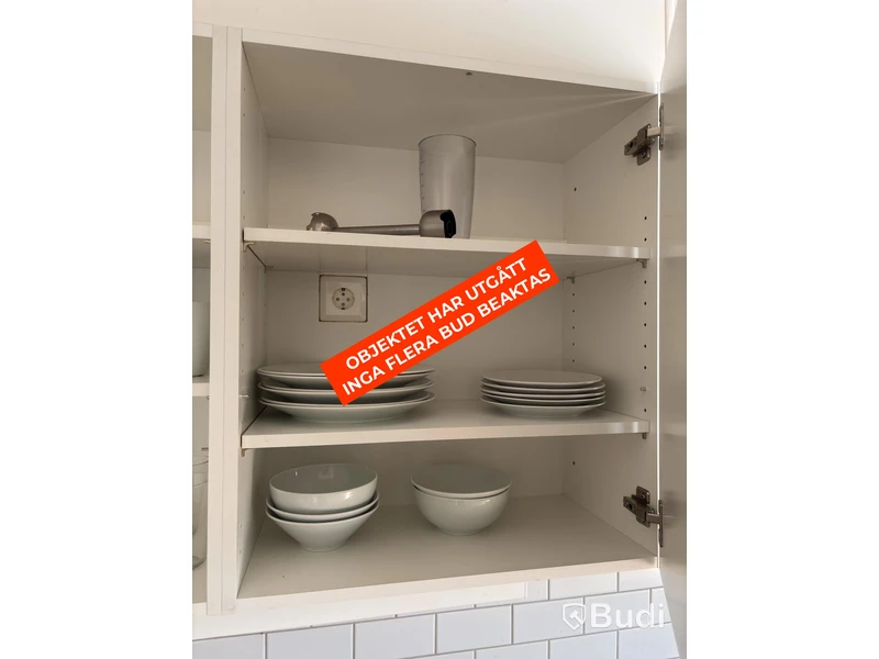 Inventarier till fullt möblerad enrummare - se alla bilder för komplett innehåll