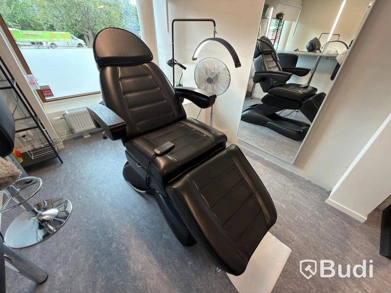Treatment room with treatment chair, etc.