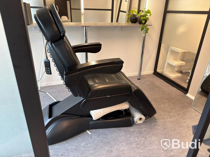 Treatment room with electric treatment chair, etc.