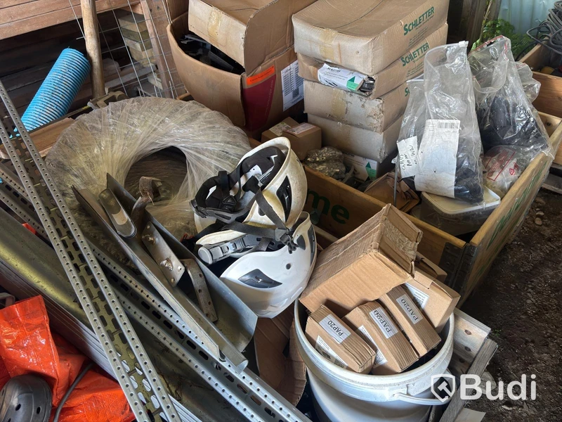 3 pallets of mixed items including Makita and DeWalt