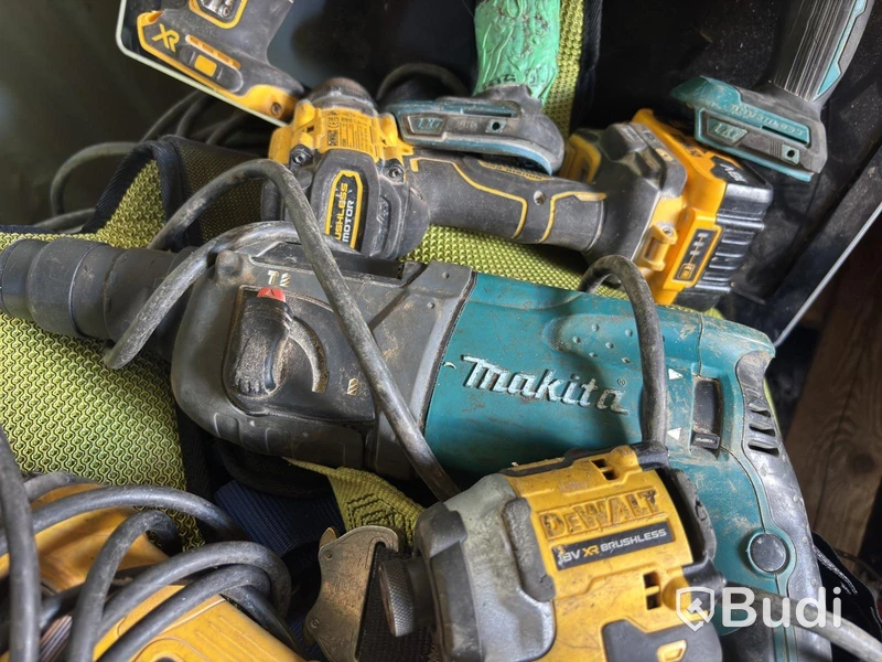 3 pallets of mixed items including Makita and DeWalt