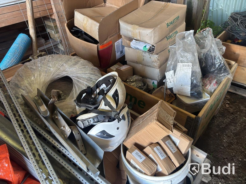 3 pallets of mixed items including Makita and DeWalt
