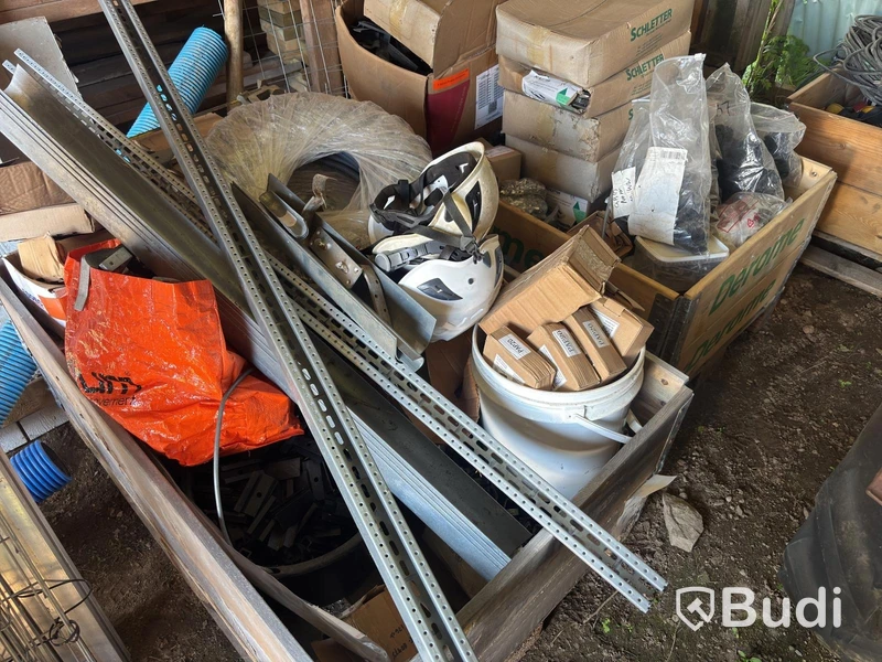 3 pallets of mixed items including Makita and DeWalt