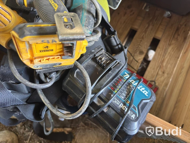 3 pallets of mixed items including Makita and DeWalt