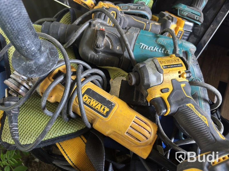 3 pallets of mixed items including Makita and DeWalt