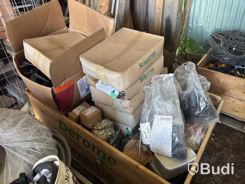 3 pallets of mixed items including Makita and DeWalt