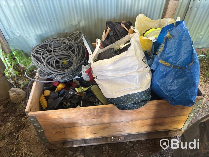 3 pallets of mixed items including Makita and DeWalt