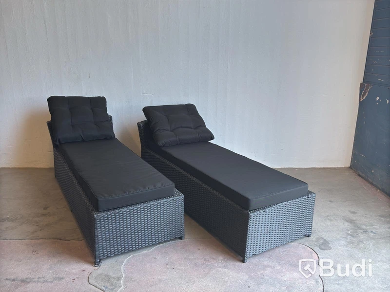 2 Sun Loungers